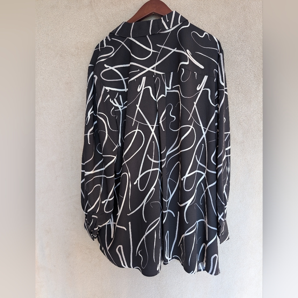 Investments Abstract Black and White Button Down Shirt - Picture 6 of 6